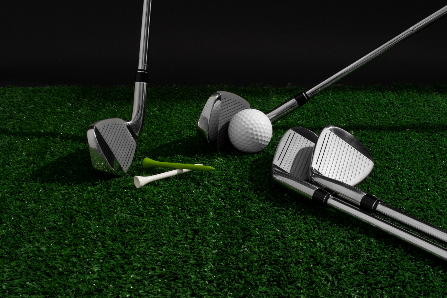 clubs de golf sur herbe