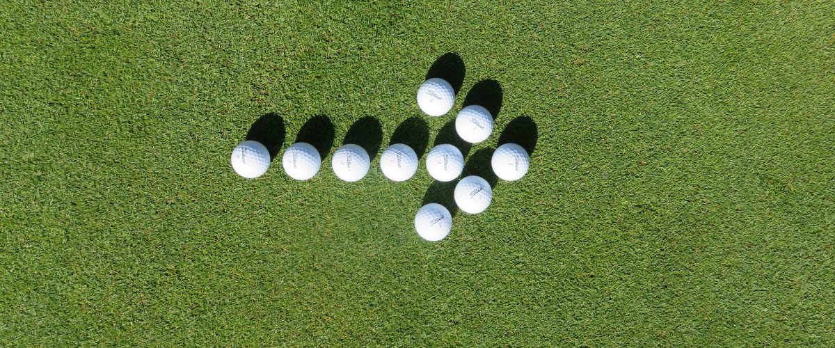 golf-549230_1920 fleche en balles de golf